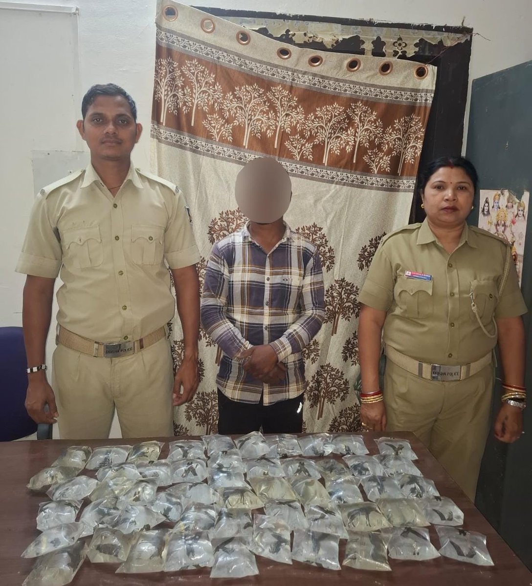 SPNUAPADA's tweet photo. 🛡️ Keeping Nuapada Safe 🛡️
During routine enforcement, Boden Police seized 10.2 litres of OS liquor in an excise violation.
👮♂️ One accused taken into custody.
We remain committed to upholding the law and ensuring public safety.
#NuapadaPolice #OdishaPolice #ExciseAction #CommunitySafety #LawAndOrder
@DGPOdisha
@odisha_police
@CIDOdisha
@digswrkoraput
@DM_Nuapada