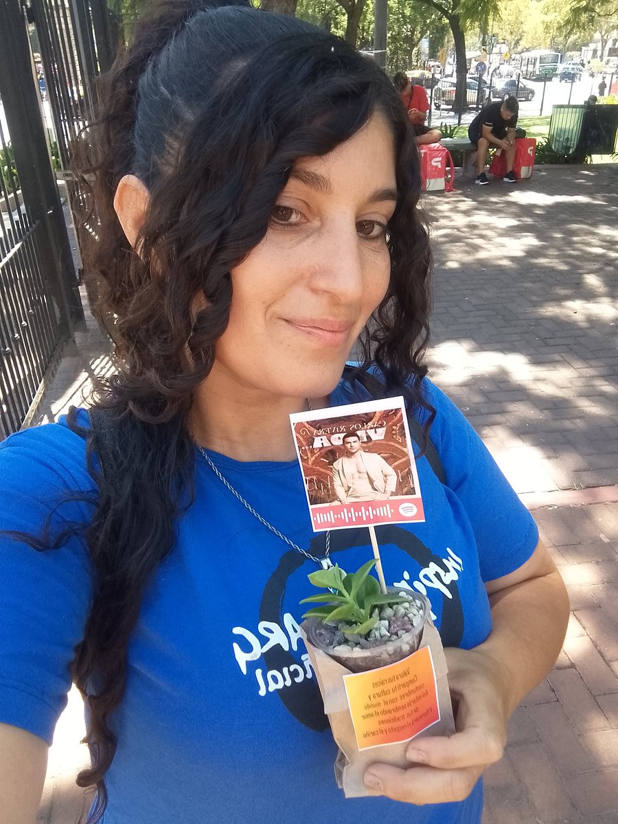PinelliVicky's tweet photo. VIDA MEXICO!! Por las calles de Buenos Aires 🇦🇷 promo #Vida  Nuevos riveristas llevaron a sus casas 🌷 que florecerán cuidando sus raíces , así como @_CarlosRivera nos regala sus tradiciones y cultura mexicana a través de las bellas canciones  de su nuevo álbum  @InspiracionArg https://t.co/fgdyeVKoC8
