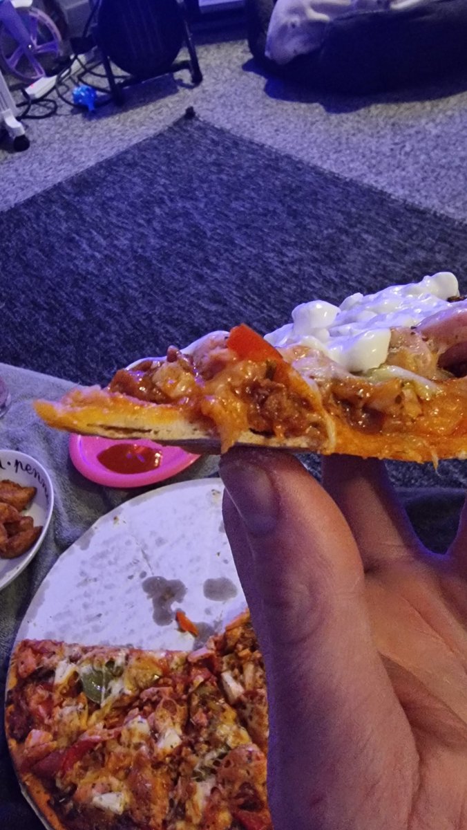 EDRDEVIL's tweet photo. @asda couldn't DM this message but it needed sending.. your thin and crispy base on your pizzas from the counter are exactly what they say they are.. cant you accommodate for the people in between these and deep pan christ this things like a poppadom #JOKE https://t.co/xIQtl9qwuK