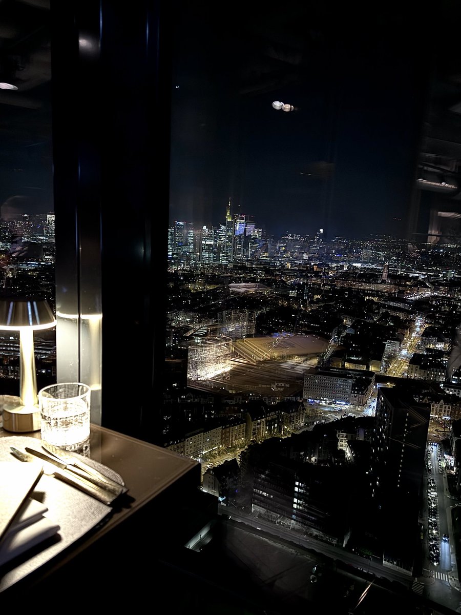 你抱著我掉眼淚說這世界太複雜 tweet media