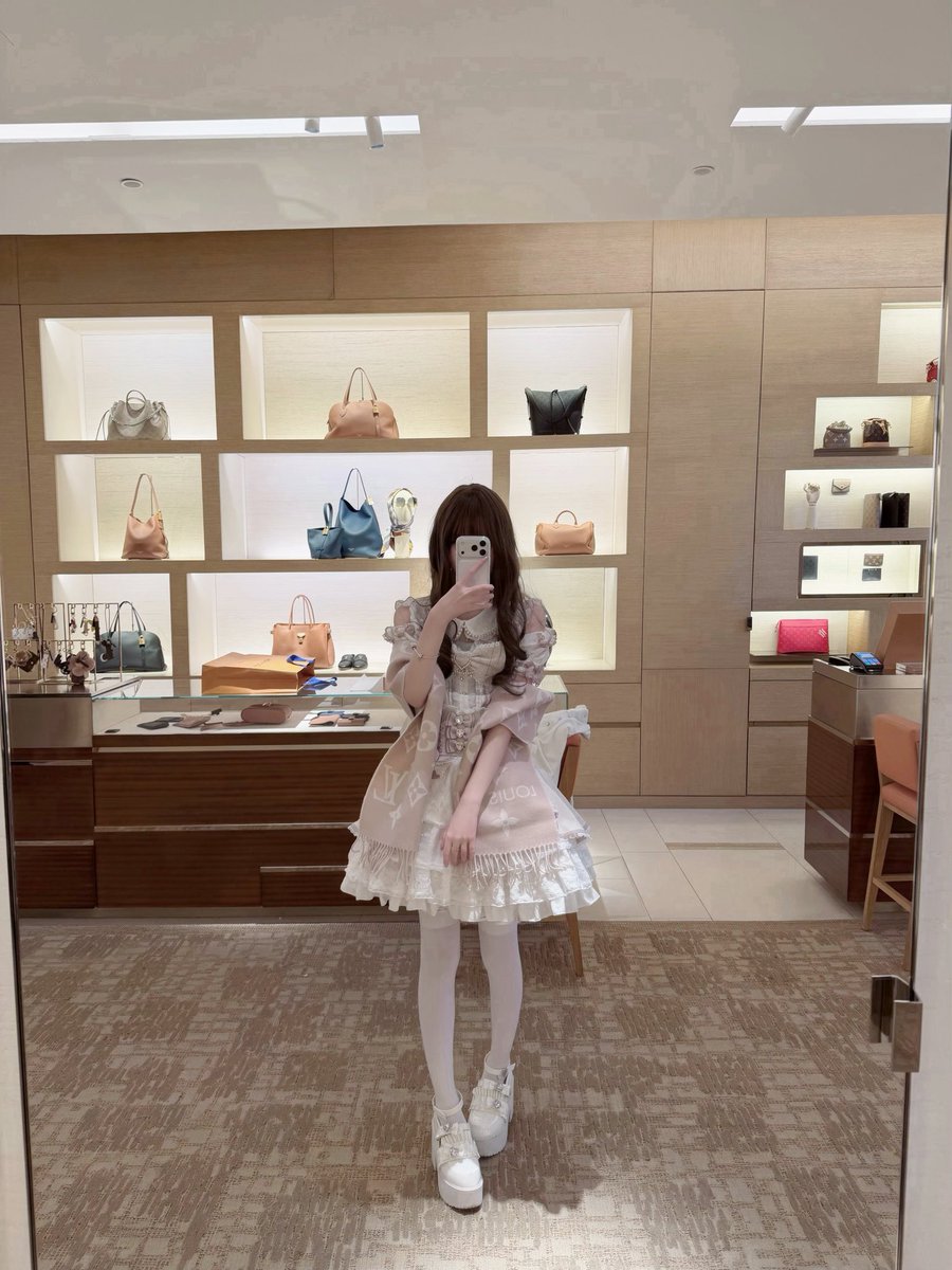 你抱著我掉眼淚說這世界太複雜 tweet media