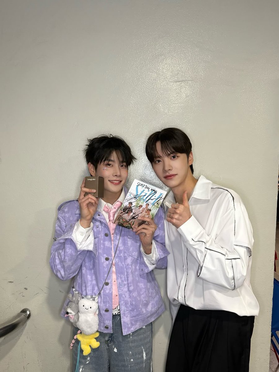 ASC2NT's Hyowon, an Aroha of eight years, finally met his idol MJ of ASTRO, who is currently promoting with the coed group SUCTION!

ASC2NT also gifted SUCTION a signed copy of their latest album 'STILL : I'.