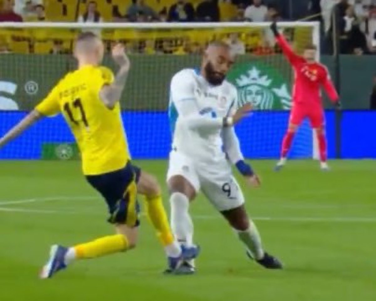 اراء المحلليين التحكميين حتى الان | 
• نواف شكرالله: بطاقة حمراء ❌
• محمد ريشة: بطاقة حمراء ❌ 
• ايمن دجيش : بطاقة حمراء ❌ 
• سعد الكثيري: بطاقة حمراء ❌
• جمال الغندور: بطاقة حمراء ❌
• عبدالله القحطاني: بطاقة حمراء ❌
• سمير عثمان: بطاقة حمراء ❌

— 
بعد هذي المهزلة