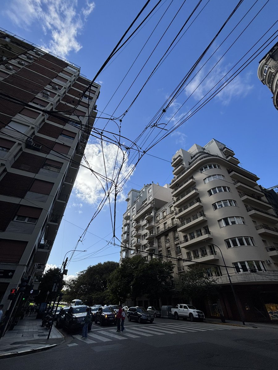Cable a cable te van arruinando la ciudad y la hacen parecer una villa. <a href="/jorgemacri/">Jorge Macri</a> soluciona esto hermano. Esquina Callao y Ayacucho