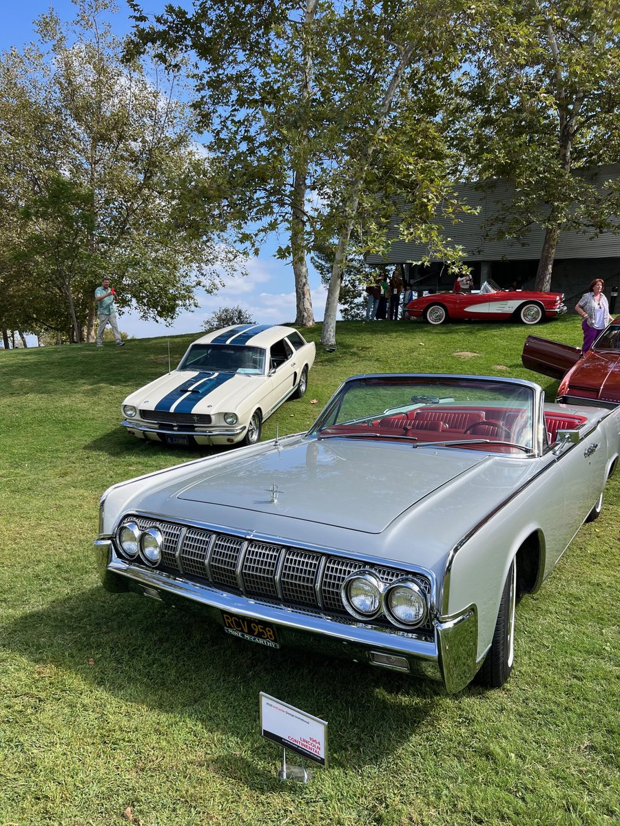 Classic cars and vintage models are simply stunning.
It's truly remarkable—though I often see classic cars on California roads, such a dense exhibition is still incredibly awe-inspiring.
A 1962 Porsche

Classic cars
Luxury cars