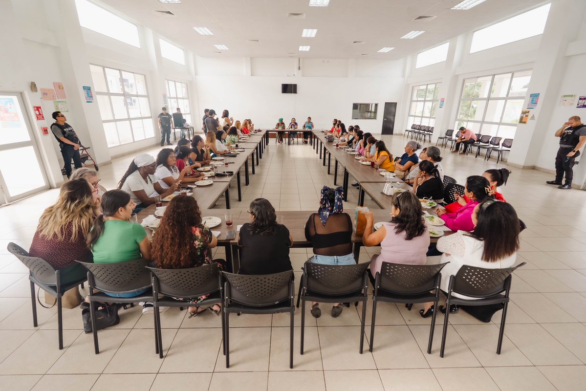 Compartí un almuerzo con mujeres lideresas de #Guayaquil. 👸🏽
Escuché sus historias, sus experiencias y el trabajo que realizan cada día por sus comunidades. 
Espacios como este nos recuerdan la importancia de escuchar y caminar junto a quienes transforman sus territorios. 💜