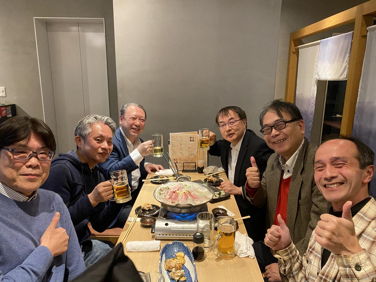 nmb226takeshi7's tweet photo. 【リアル交流会】

◆お世話になっている立命館大学守屋教授の東京出張に合わせて「人事実践科学会議」メンバーで飲み会🍺

◆普段はオンラインなので、こうしてグラスを傾けながら人事やキャリアや教育について話せるのは楽しい時間でした✨️

#おは戦
#おは戦80308 https://t.co/pVxKz14l4W