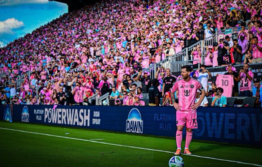 🚨🚨🚨 تــــاريـخــي وللـتاريـــخ 🚨🚨🚨

اكثر من ساهم باهداف في تاريخ كرة القدم :

1306 مساهمة 🇦🇷 ليونيل ميسي
[899 هدف — 407 اسيست]

1226 مساهمة 🇵🇹 كريستيانو رونالدو
[965 هدف — 261 اسيست]