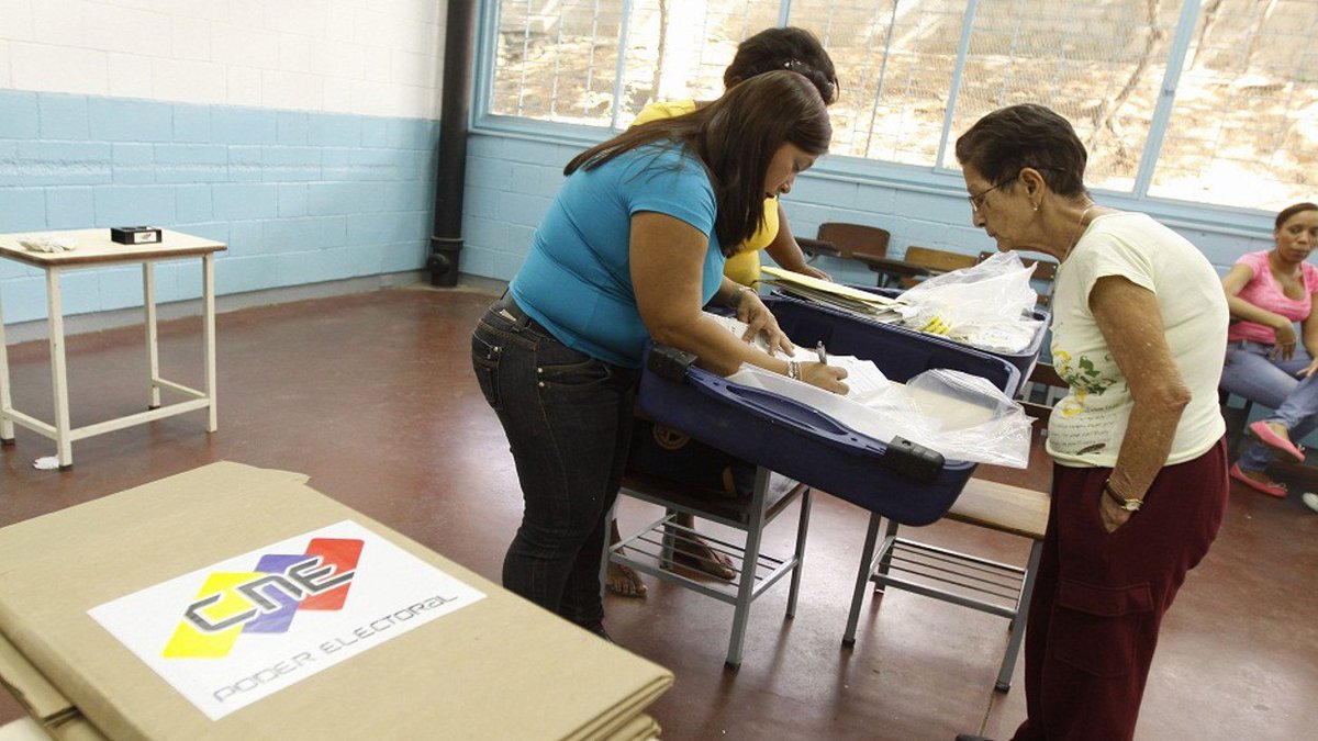 alejabolivarian's tweet photo. #Venezuela Instalan mesas electorales en todo el país para la Consulta Popular Nacional 2026 de este domingo https://t.co/L1Gb8XFJrl