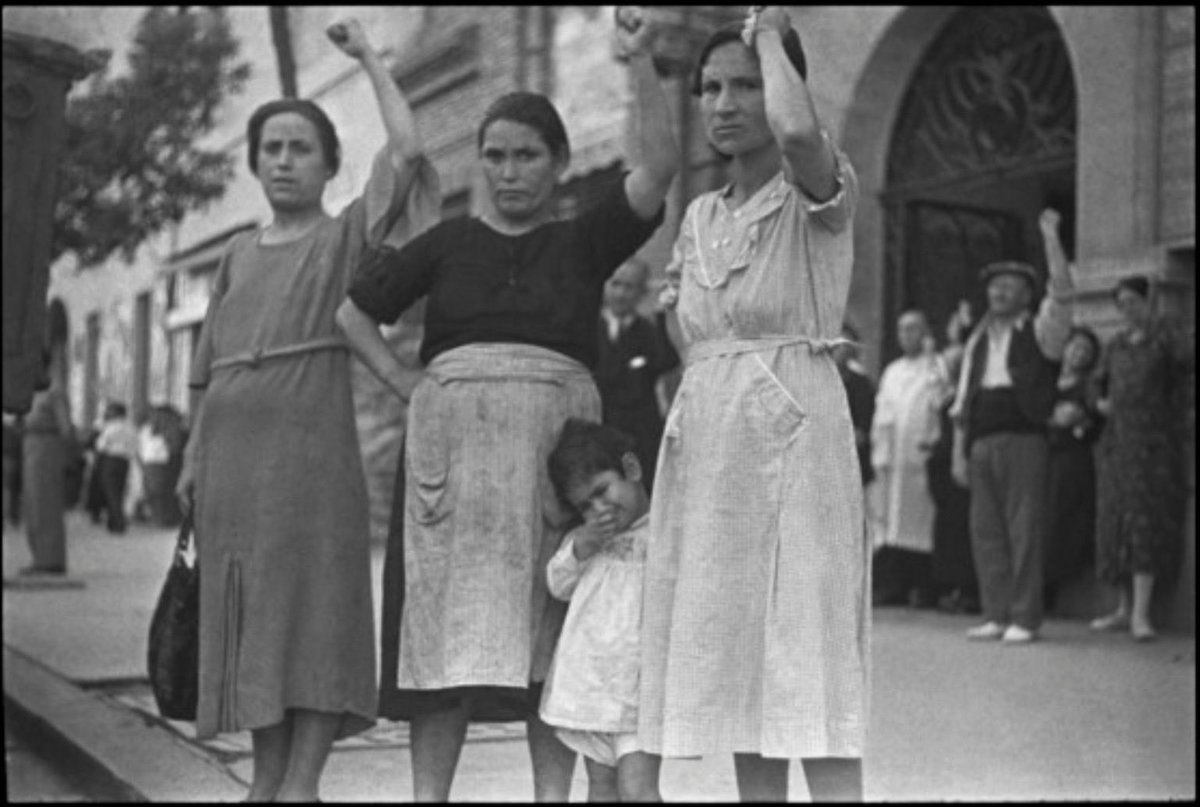 fotografevi's tweet photo. #8martdünyaemekçikadınlargünü kutlu olsun!
fotoğraflar sırasıyla;
(1) Gerda Taro - Valencia, 1937
(2) Yücel Tunca - DGM, 1989 https://t.co/kNSpHnBBAT