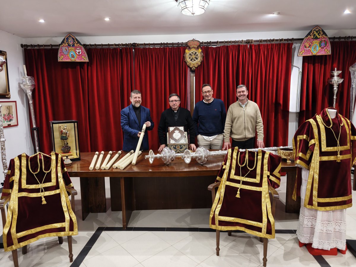 humildad_archi's tweet photo. Presentación y catequesis sobre los estrenos de la Cofradía Humildad para 2026: ciriales, dalmáticas y velas principales del trono de María Stma. de los Dolores. A cargo de nuestro Director Espiritual, Francisco, junto a Blas, pintor, y Juan Emilio Luque, albacea. 
#CofradíasMLG https://t.co/MlrzGXRm40
