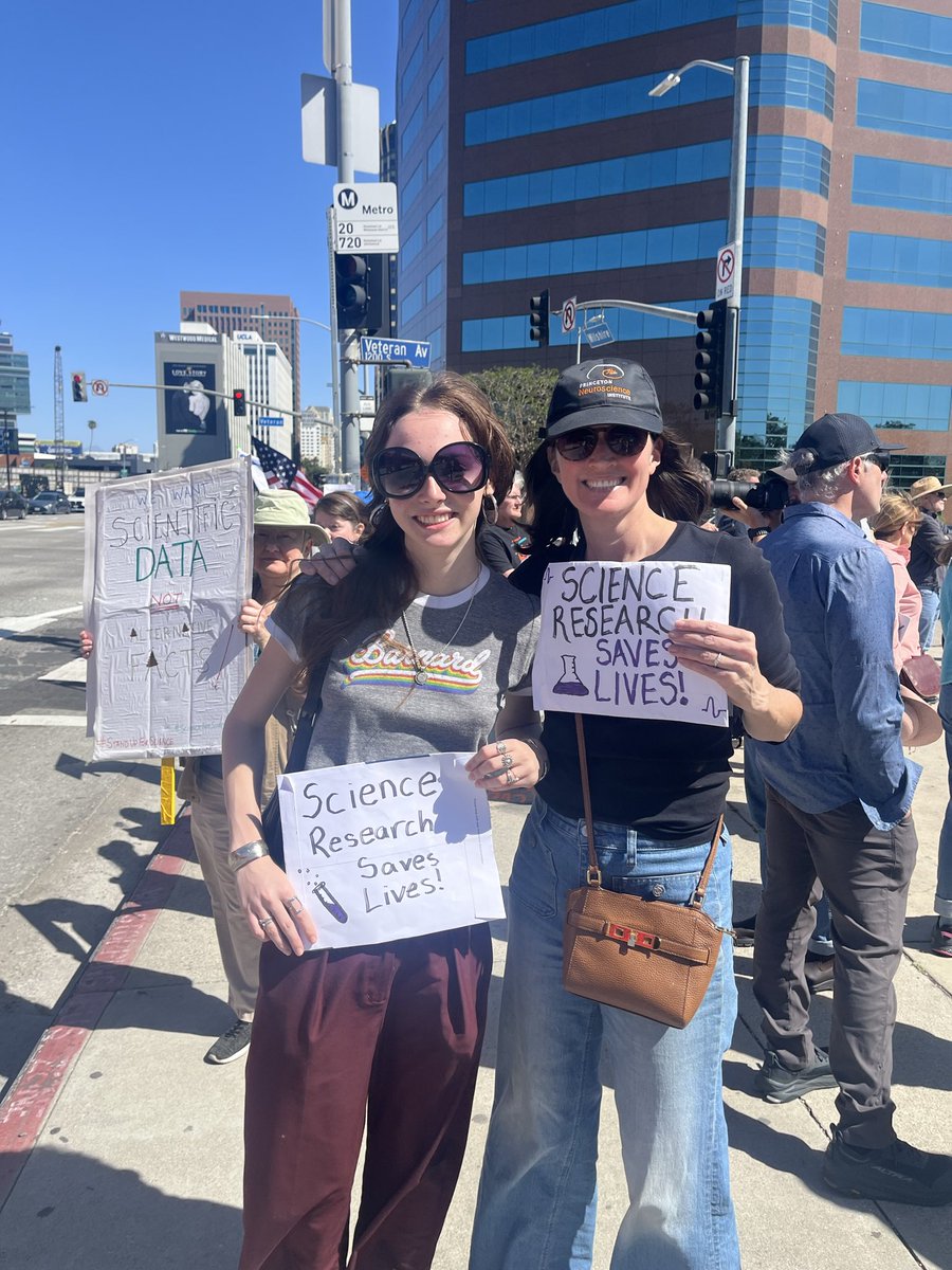 anne_churchland's tweet photo. #standupforscience https://t.co/h1kfmkHaMc