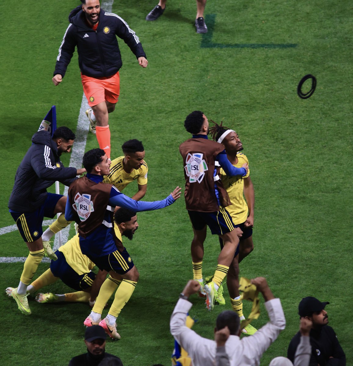 هاتوا قواكم و هاتوا اللي تجيبون
حنا معانا رجال بـ روسٍ عنيدة 💛