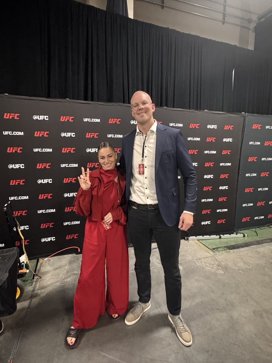 aaronbronsteter's tweet photo. The tallest fighters in the history of the UFC’s lightest and heaviest divisions

@DianaBelbita and @StefanStruve https://t.co/wPnyl8MOGM