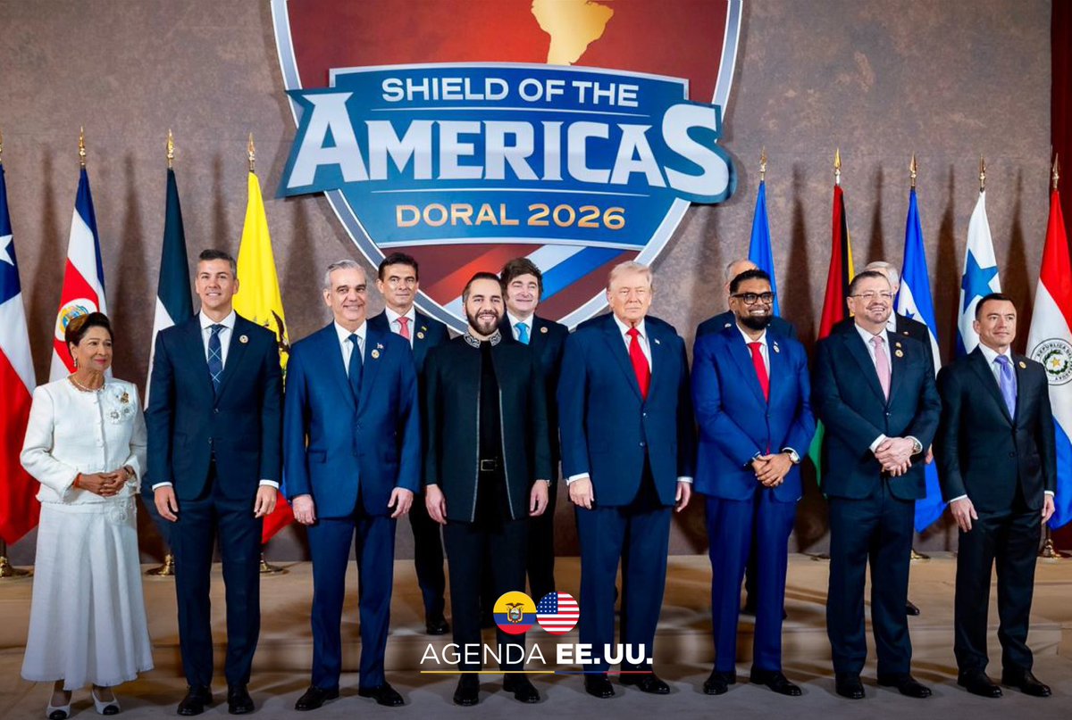 El presidente <a href="/DanielNoboaOk/">Daniel Noboa Azin</a>, junto a la canciller <a href="/gabisommerfeld/">Gabriela Sommerfeld</a>, participó en el “Shield of the Americas Summit” en Miami, reafirmando el compromiso del Ecuador con la seguridad hemisférica, la estabilidad regional y el fortalecimiento de la alianza estratégica con EE.UU.
