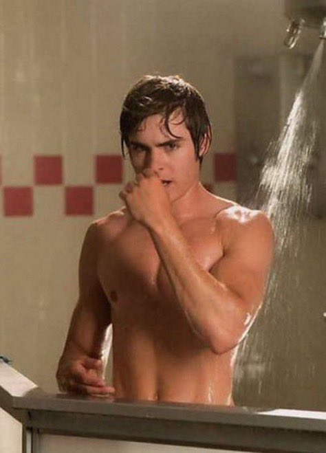 Gentsarchive's tweet photo. Zac Efron in a deleted ‘High school musical 3’ scene https://t.co/rSWAomTp3H