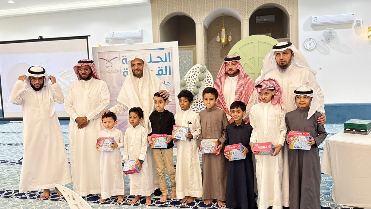 وسط أجواءٍ إيمانية وليلة رمضانية طيبه ، أُقيم حفل تكريم المشاركين في الحلقة القرانية الرمضانية بـ جامع علي بوسبيت ،التابعة لـ جمعية #قبس_للقرآن_والسنة_والخطابة، بحضور رئيس الجمعية الشيخ د/ احمد بن حمد البوعلي والمدير التنفيذي أ/ هيثم بن سعد العودة وعدد من الإعلاميين. 
<a href="/qbs1434/">جمعية قبس</a>