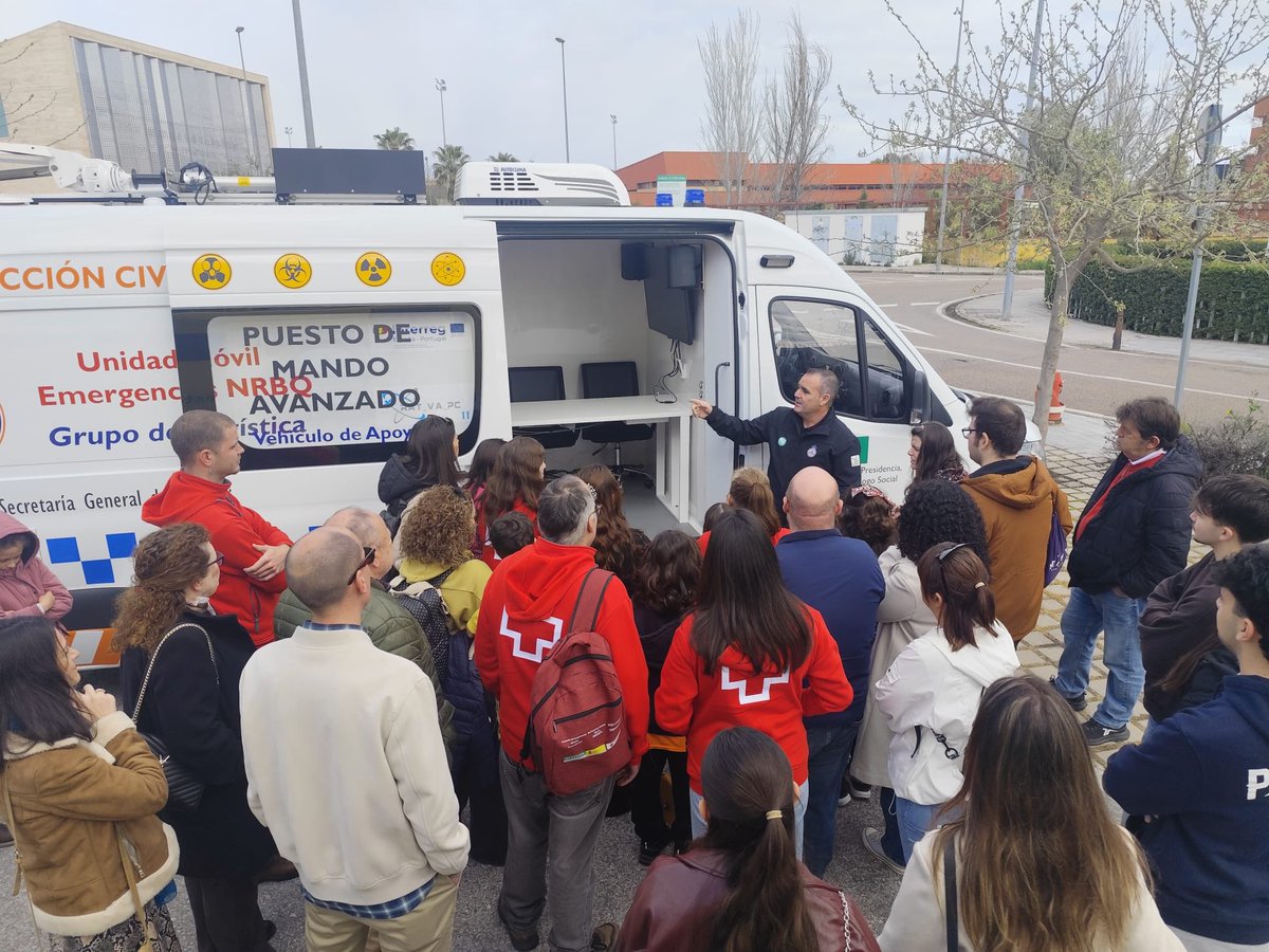JuntaEx112's tweet image. 🚨 Hoy abrimos nuestras puertas para que conozcas de cerca cómo trabajamos en el #112Extremadura.

✅ Una jornada para descubrir la #coordinación y a las #personas que están detrás de cada llamada de #emergencia.

🙏 ¡Gracias a todos los que habéis venido a visitarnos! 👩‍🚒👮‍♂️🚑