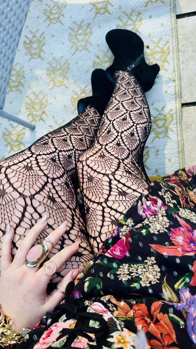 ClaraRosemuse's tweet photo. Expensive taste requires an expensive habit. If you want to admire the view, you have to pay the entry fee. My time is luxury—treat it as such. 💸👑

#FindomGoddess #PayPig #CashGifts #GoddessEnergy https://t.co/f1crYIubaQ