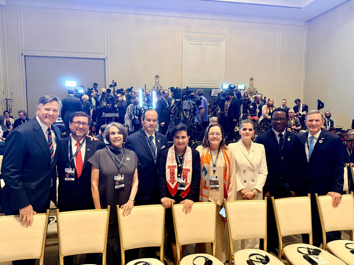 🇭🇳🌎 | La Canciller de Honduras, Mireya Agüero, sostuvo un cordial intercambio con Christopher Thomas Landau, Subsecretario de Estado de los Estados Unidos, en el marco de la Cumbre del Escudo de las Américas 2026 celebrada en Doral.

Durante el encuentro también participaron