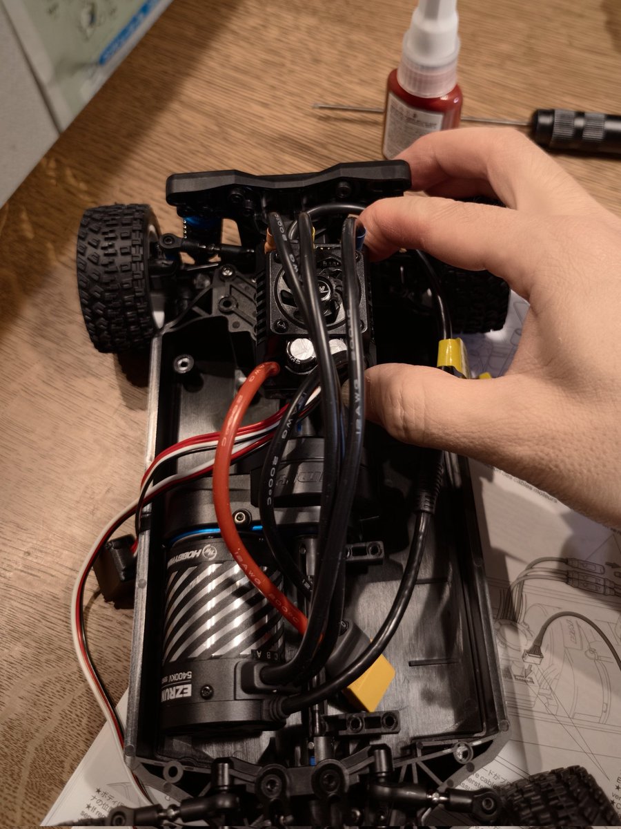 kadono86's tweet photo. XM-01 PROシャシー出来ました👍
構造はちっちゃいXV-02です😁
ただMサイズだから、うちに常備しているMAX10はESCがデカすぎて載らず⋯
さぁどうしよう😅
#XM01 #タミヤRC #ラジコン https://t.co/x2AhNmKfv0