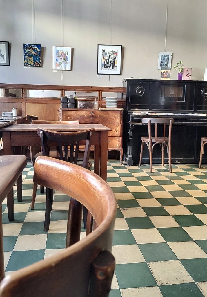 lo último que queda de república son los bares donde te sirven el café quemado y dos medialunas a un precio barato. nada de flat white ni cosas con pistacho