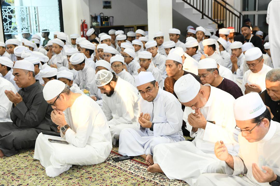 MohdShukriYajid's tweet photo. A delightful Iftar Jamaei and zakat distribution at Sekolah Bina Insan @sbiyayasanmsu, a meaningful community initiative under @YayasanMSU. Heartwarming to see students, parents and guardians come together, reflecting our unity for #IhyaRamadan. @MSUMalaysia #RamadanRecharge https://t.co/sRgEyjIdvI