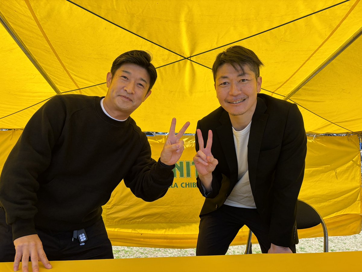 Bolchestra13's tweet photo. ドゥさん昨日はどうもでした。そういえば結婚式のお祝いメッセージビデオをお願いしちゃったくらいの仲なのでめちゃくちゃ楽しかったです。

それにしても相変わらずのストレートフラッシュ炸裂だったので、風に流されたはずの言葉を持ち帰ってしまった皆さんくれぐれもご内密にw

#jefunited https://t.co/tRs9LyIG5e