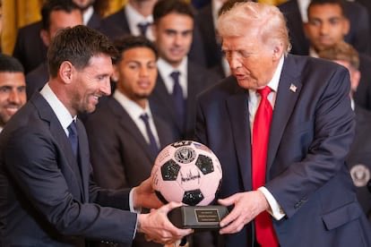 castrillijavier's tweet photo. Las invitaciones y fotos pueden tener un carácter institucional o personal… cuando se trata de una invitación institucional y política hacia un club de fútbol no depende de una sola persona sino de lo que opine el grupo. Las personales comprenden el compromiso del invitado… https://t.co/dqS5LZCsTr