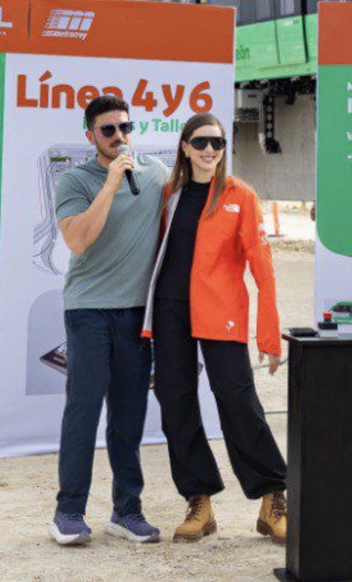 lauragarza's tweet photo. Un acto político oficial pierde sentido cuando lo convierten en un evento social.

El gobernador y su esposa, que NO es política comienzan a hacer cada acto como una escena de sociales.

Nuevo León NO es de una pareja. Ojalá alguien pusiera un alto en cuanto a política y horarios del funcionario a cumplir sin mezclar su vida personal o llevar a su familia a su trabajo. 

Sino que todos puedan llevar a sus parejas, hijos, niñeras y carriolas a sus trabajos. 

El ridículo frente a unas “líneas del metro” que han ocasionado más caos y que quizá no alcancen ni a funcionar.

Con todo el respeto: ridículos. 

Nuevo León es un estado que debería respetarse…. Y la política también. 

#EnfoqueManual
