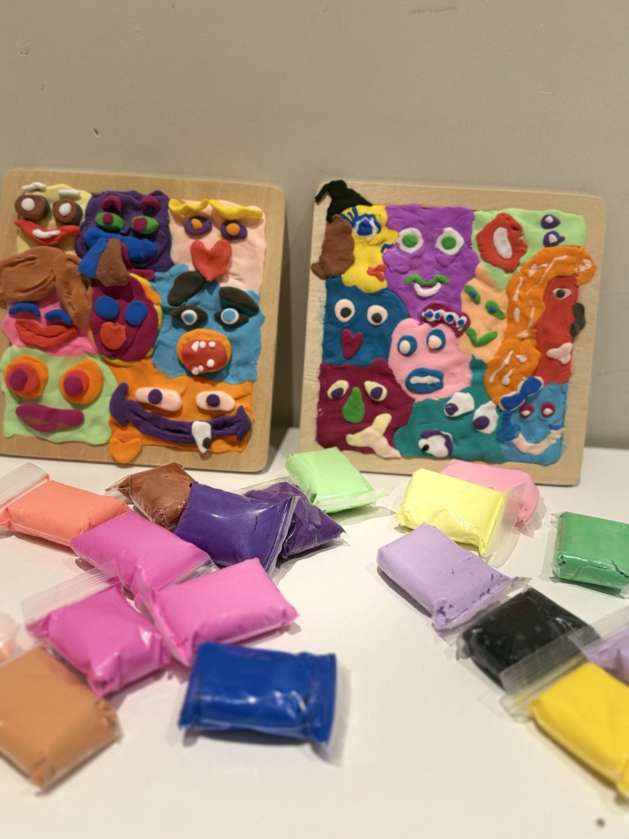 لما بنتي هيا تسوي فعالية وتتحمس لها…
أنا بعد تحمّست معها 😊

بس السؤال:
وين شغلي أنا؟
وووين شغل هيا ؟😉