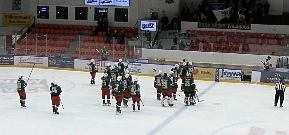 📝 | Med ynka femtiotvå sekunder kvar av matchen avgjorde Strömsbro den andra matchen i åttondelsfinalen när de satte 3-2. Det i en match där Väsby saknade det flyt som hade behövts för att knyta ihop säcken. Läs mer! 👇🏻👇🏻👇🏻
hockeyettan.se/vasby-ik/nyhet…
#Väsby #VildaVäsby #Hockeyettan