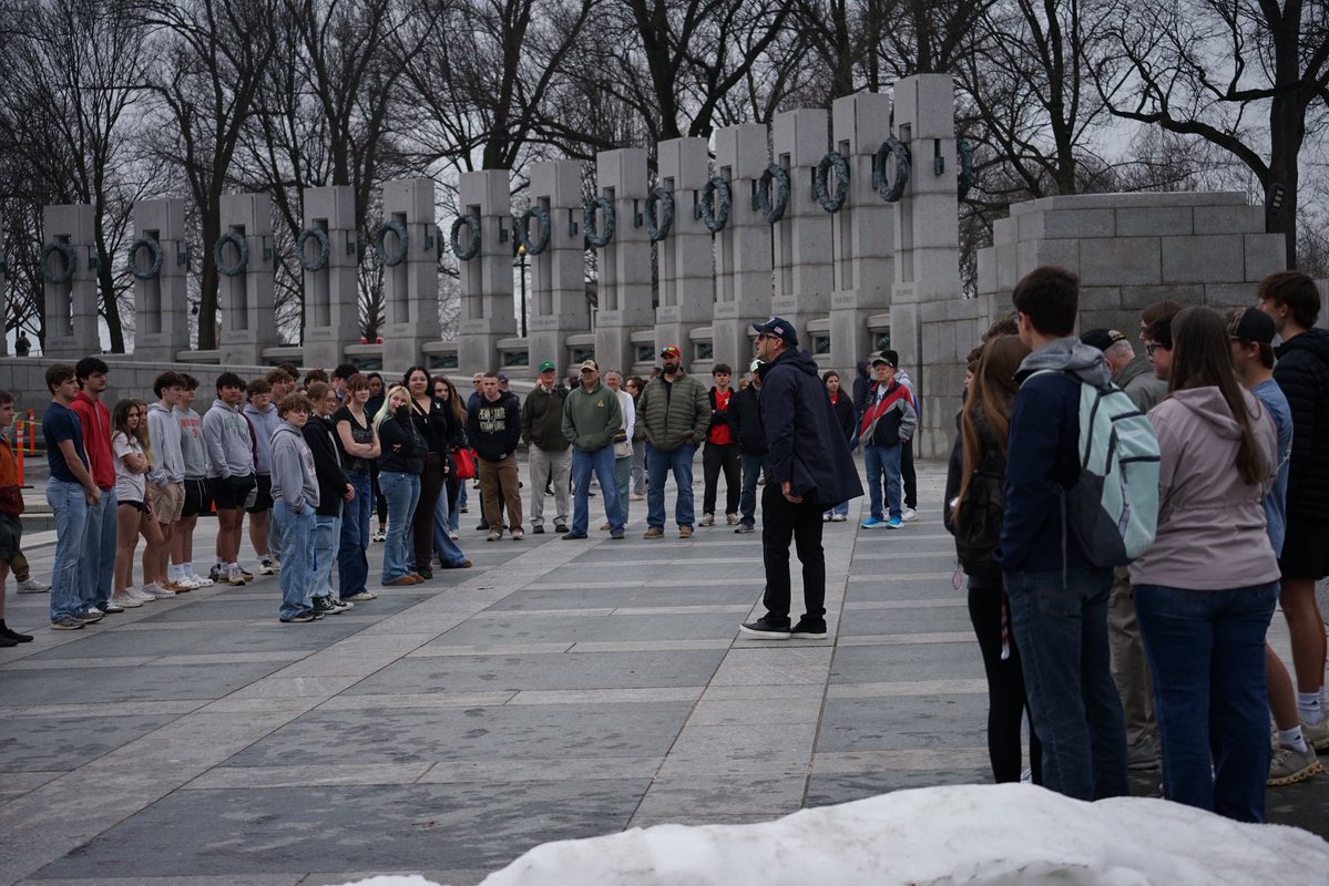 Living history! 🇺🇸
We took 100+ students &amp; their veterans to Washington, D.C. on Thurs. to etch names at the Vietnam Veterans Memorial, tour the <a href="/WWIIMemorial/">WWII Memorial Friends</a> with <a href="/kershaw_alex/">alex kershaw</a>, &amp; a scavenger hunt <a href="/amhistorymuseum/">National Museum of American History</a>.
Huge thanks to <a href="/ChickfilA/">Chick-fil-A, Inc.</a> 288 for lunch &amp; funding! 📸Ailey B!