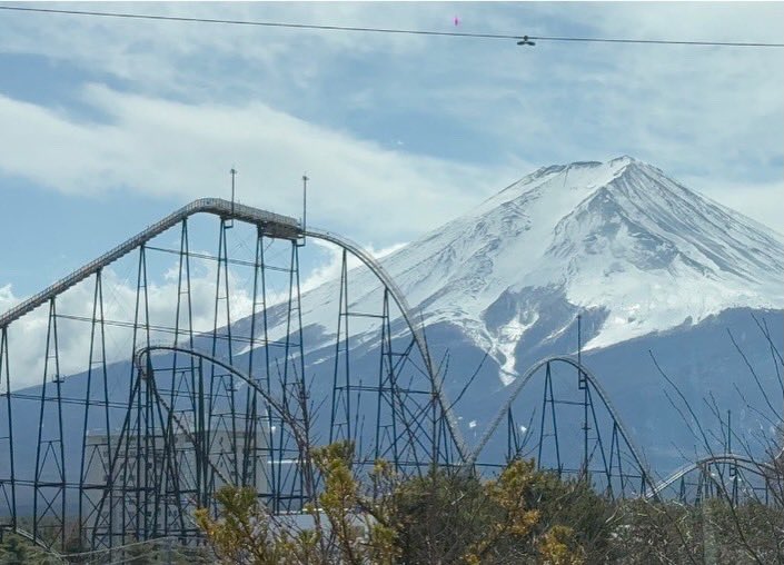 toyoakik's tweet photo. <ミステリーツアー３>

今回は中央高速で山梨方面へ！途中、サービスエリアに寄って富士山にだんだん近づく！ドーム館屋上のフォトスポットでは良い写真が撮れた！
⭐︎お土産のいちご🍓パックは嬉しい😃

#ミステリーツアー
#富士山レーダードーム館
#いちごパック
#山梨県 https://t.co/hFpLu7aoB7