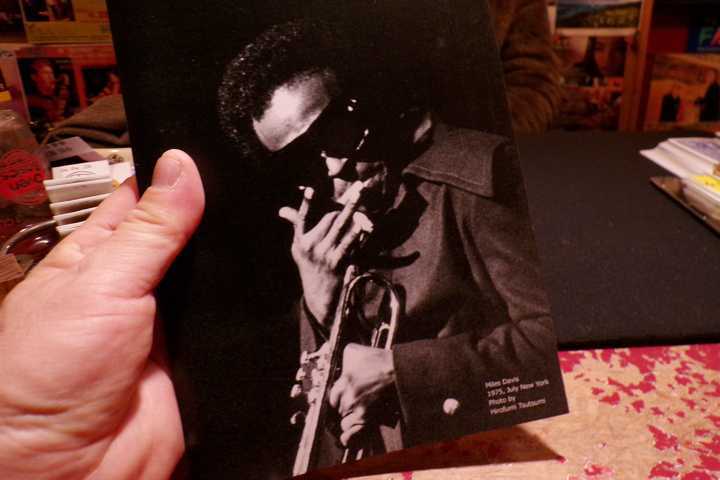 fortunehills's tweet photo. 松山の夜に訪れた Jazz & Magic Bar WBGO での出会いが、今夜22時放送の FM Ehime「WONDERFUL JAZZ TOWN」で紹介されます。お時間のある方はぜひ。
FM愛媛「WONDERFUL JAZZ TOWN」 3/8(日) 22:00〜放送
#エフエム愛媛 #FM愛媛 #JOEU #WBGO #堤宏文 #ラジオ小僧 #昭和 #ノスタルジー #MilesDavis https://t.co/dzKddRRbJv
