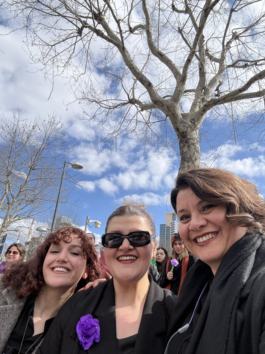 Kadınlar gülmez 🚫
Kadın güldükçe dünya güzelleşir ✅

#LÖSEVleGüçlüKadınlar