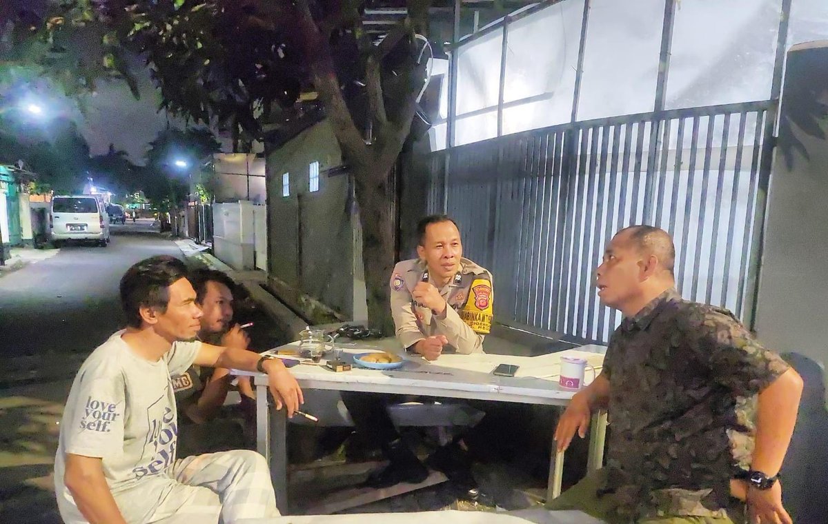 Dalam rangka mencegah terjadinya Kriminalitas, Bhabinkamtibmas kelurahan Cigereleng Polsek Regol Aiptu Adi Hartono Partadi  melaksanakan kegiatan Patroli Rutin pada malam hari  di wilayah Binaan nya RW.08 Kelurahan Cigereleng Kecamatan Regol Kota Bandung.