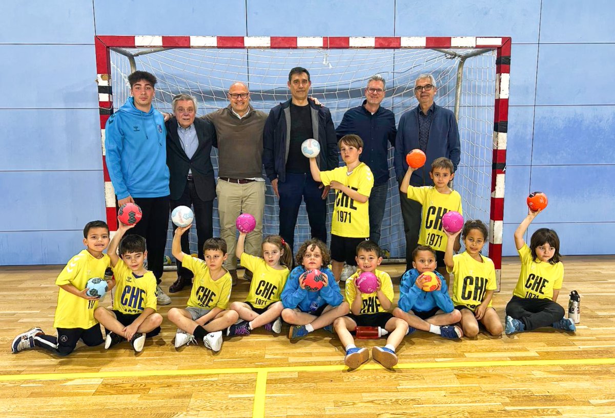 VetHandbolFCB's tweet photo. Dins del programa de l’associació de suport a l’handbol base, el passat 4 de març es va fer entrega d’un lot de material esportiu a dues escoles, la @ESC_IsidreMarti i @puigigairalt l’Hospitalet de Llobregat. 
Més a la nostra web:
https://t.co/bVN41irxjr https://t.co/T0SF9ZVt4o