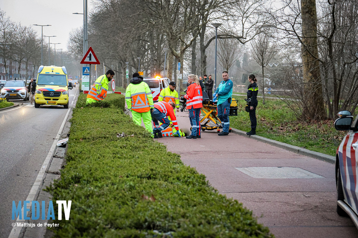 Verkeersregelaars aangereden op de Gordelweg in Rotterdam, twee aanhoudingen