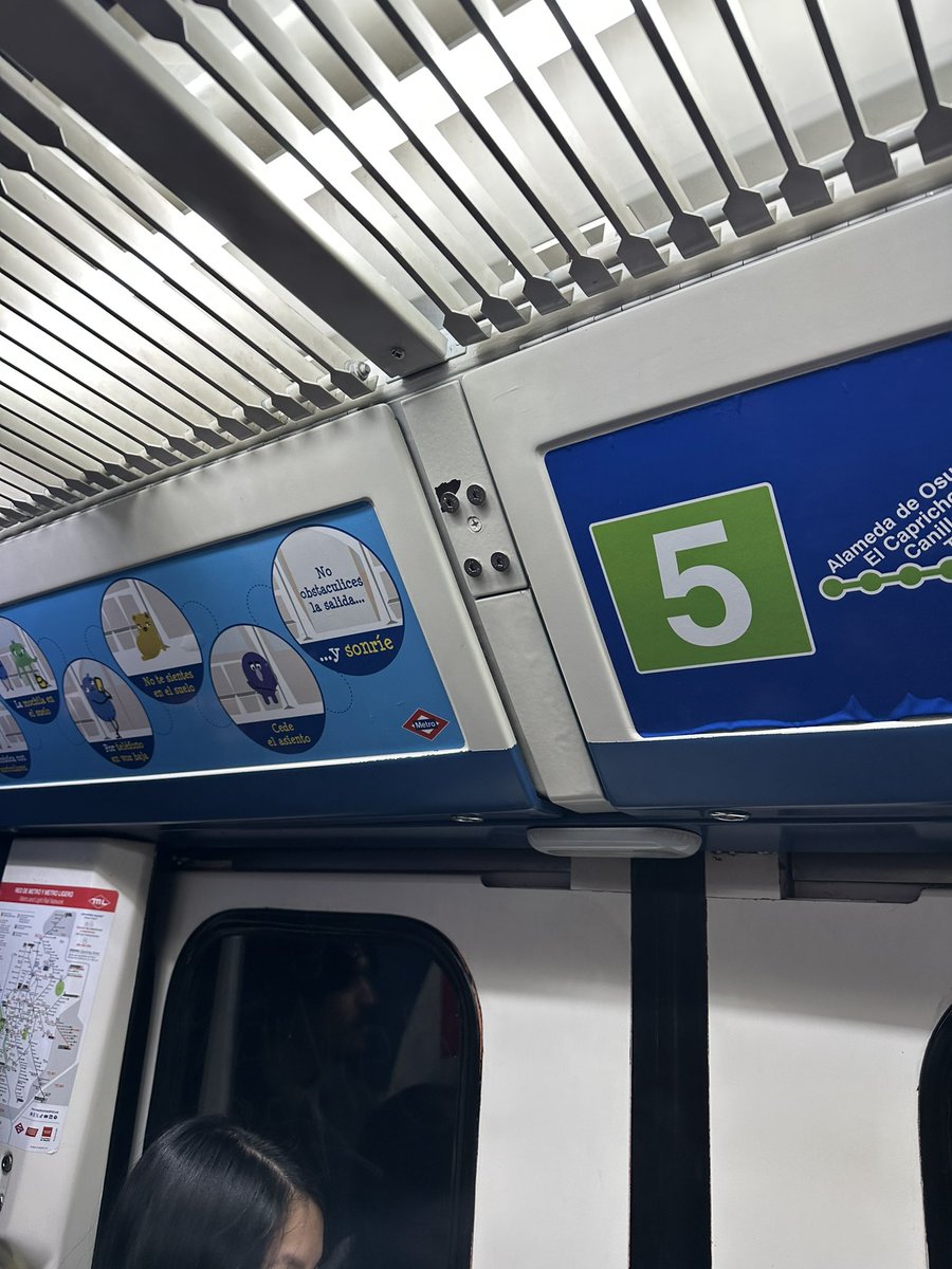 Halnicaso's tweet photo. Por qué no hay quitamiedos o barra superior de seguridad en el vagón? Va lleno y la gente no tenemos donde agarrarnos. @metro_madrid https://t.co/rIgO6mamLu