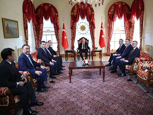 Turkic_States's tweet photo. On the margins of the Informal Meeting of the Council of Foreign Ministers of the Organization of Turkic States (OTS) held in Istanbul on 7 March 2026, the Foreign Ministers of the OTS Member States and the Secretary General of the Organization of Turkic States were received by H.E. Recep Tayyip Erdoğan, President of the Republic of Türkiye. https://t.co/wuoR1k0CrE

🇦🇿 7 mart 2026-cı il tarixində İstanbul şəhərində keçirilmiş Türk Dövlətləri Təşkilatı (TDT) Xarici İşlər nazirləri şurasının qeyri-rəsmi iclası çərçivəsində TDT üzv dövlətlərinin xarici işlər nazirləri və TDT-nin baş katibi Recep Tayyip Erdoğan tərəfindən qəbul olunublar. https://t.co/wPYUtMK94s

🇰🇿 Түркия Республикасының Президенті Режеп Тайип Ердоған 2026 жылғы 7 наурызда Ыстанбұлда өткен Түркі мемлекеттері ұйымы (ТМҰ) Сыртқы істер министрлері кеңесінің бейресми отырысы аясында ТМҰ-ға мүше мемлекеттердің Сыртқы істер министрлері мен ТМҰ Бас хатшысын қабылдады. https://t.co/HZIHh0tMch

🇰🇬 2026-жылдын 7-мартында Стамбул шаарында өткөн Түрк мамлекеттер уюмунун (ТМУ) Тышкы иштер министрлер кеңешинин бейрасмий жыйынынын алкагында Түркия Республикасынын Президенти Режеп Таййип Эрдоган ТМУга мүчө мамлекеттердин тышкы иштер министрлерин жана ТМУнун Башкы катчысын кабыл алды. https://t.co/ojahyJgc0n

🇹🇷 7 Mart 2026 tarihinde İstanbul’da gerçekleştirilen Türk Devletleri Teşkilatı (TDT) Dışişleri Bakanları Konseyi Gayriresmî Toplantısı marjında, TDT Üye Devletlerinin Dışişleri Bakanları ile TDT Genel Sekreteri, Türkiye Cumhuriyeti Cumhurbaşkanı Sayın Recep Tayyip Erdoğan tarafından kabul edildi. https://t.co/8QHPaLtmtB

🇺🇿 2026-yil 7-mart kuni Istanbulda bo‘lib o‘tgan Turkiy davlatlar tashkiloti (TDT) Tashqi ishlar vazirlari kengashining norasmiy yig‘ilishi doirasida, TDTga a’zo davlatlar tashqi ishlar vazirlari va Tashkilot Bosh kotibi Turkiya Respublikasi Prezidenti, janobi oiylari Rajab Toyib Erdog‘on tomonidan qabul qilindi. https://t.co/JIo6SpjZrj