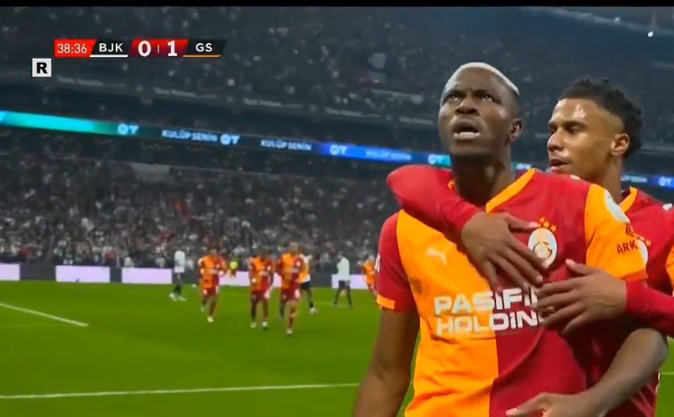 YilmazDirim's tweet photo. İlk yarıda kırmızı kart görmesi gereken
Victor Osimhen gol attı.

Kırmızı kart görmesi gereken
Leroy Sane golün asistini yaptı.

56.dakikada hakemin faul düdüğünden sonra topa vuran Victor Osimhen ikinci sarıdan kırmızı kart görmeliydi.

Ama yine kimse görmedi.
Görmek istemeyen için zaten hiçbir şey görünmez. 

#BJKVGS