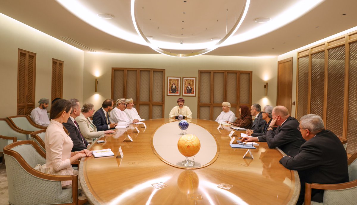 OmanNewsAgency's tweet photo. التأكيد على ضرورة إيلاء الأولوية القصوى ومواصلة الضغوط السياسية والدبلوماسية وتكثيفها لصالح إيقاف الحرب الإسرائيلية الأمريكية على #إيران، واحتواء تداعياتها ومواجهة تحدياتها على الأمن والاستقرار وسلامة الشعوب، أبرز ما تطرّق له معالي السّيد وزير الخارجية خلال لقائه مع عدد من سفراء الدول الأوروبية غير الأعضاء في الاتحاد الأوروبي والولايات المتحدة الأمريكية والبرازيل وتركيا وسفراء دول #مجلس_التعاون لدول الخليج العربية والعراق والأردن ومصر المعتمدين لدى #سلطنة_عُمان.

#العُمانية