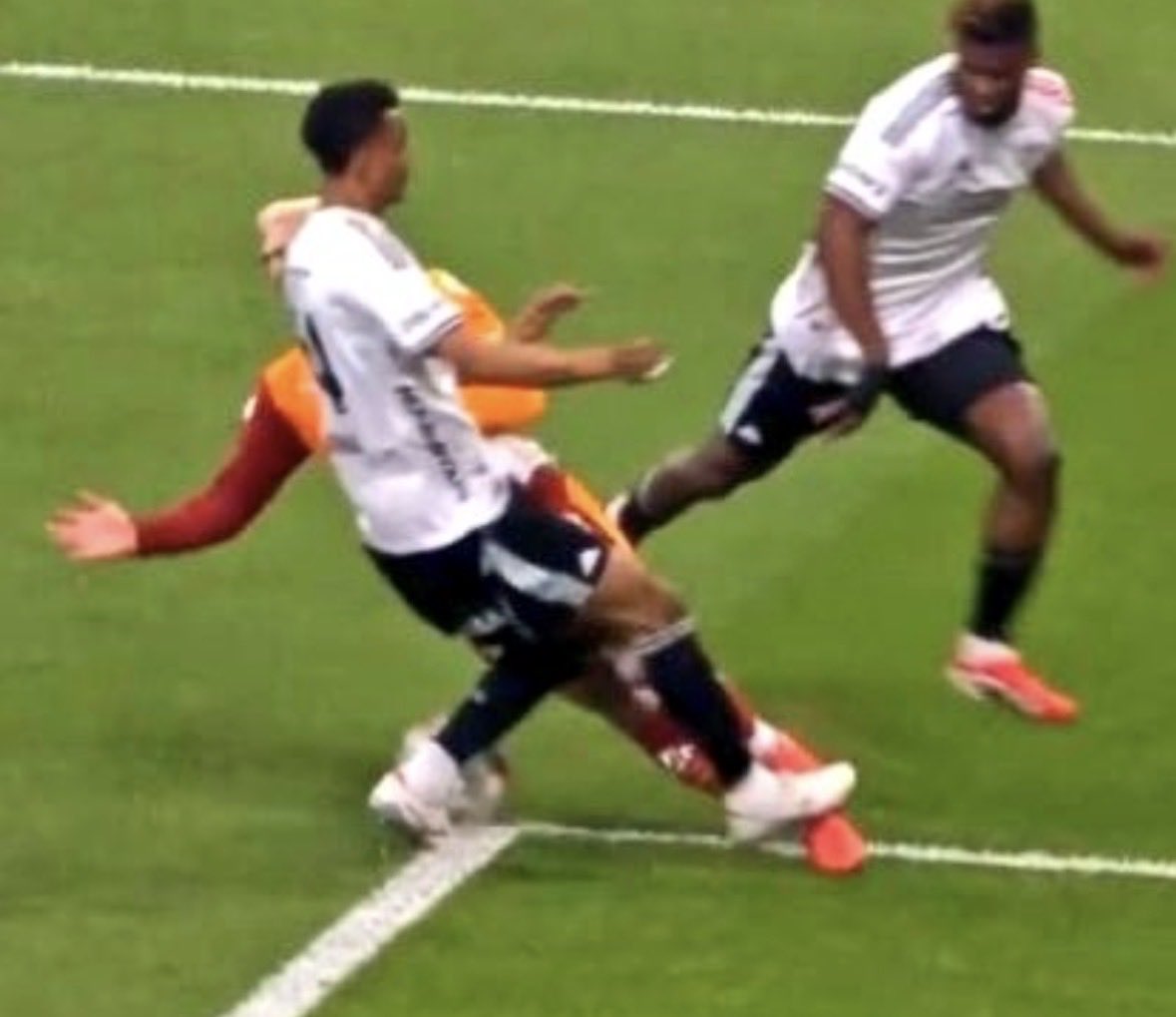 Buna kırmızı diyen, diğerine penaltı veremiyor !!!
İki yüzlü düzenbazlar sizi. <a href="/TFF_Org/">TFF</a> <a href="/MHK_Resmi/">Merkez Hakem Kurulu</a>  #BugünGünlerdenGALATASARAY