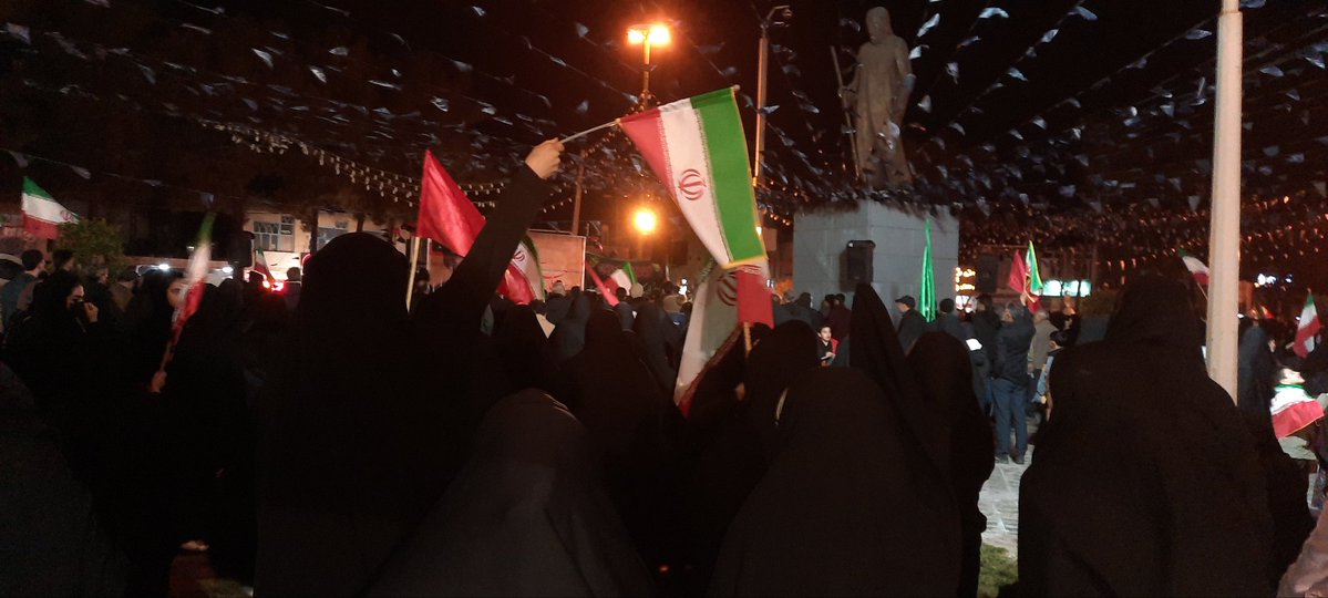 در هفته ی امام خامنه ای میدان محله ی ماشلوغ تر از شب های قبل ..
همه یک صدا  می گفتن: معذرت اشتباه است مذاکره حرام است.
#ایران_متحد 
#لبیک_یا_خامنه_ای 
#تا_پای_جان_برای_ایران