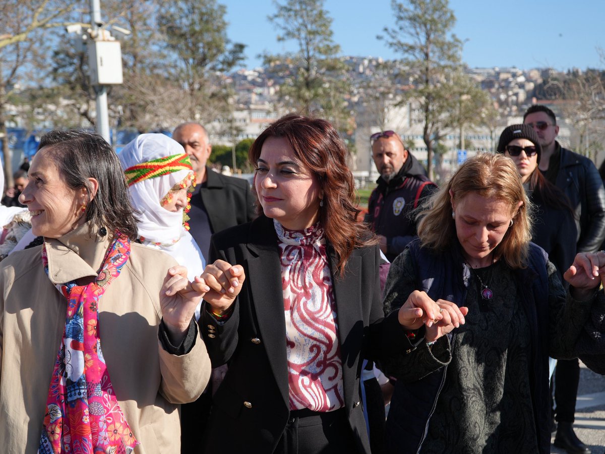 İzmir’de kadınlarla birlikte 8 Mart’a yürüdük.
Örgütlü kadın mücadelesiyle özgür ve eşit yaşamı örmeye devam ediyoruz.
Barışın ve demokrasinin en güçlü savunucusu biz kadınlarız.
Asla kimseyi geride bırakmadan, birbirimizi yalnız bırakmadan mücadeleyi büyüteceğiz.
Jin, jiyan,