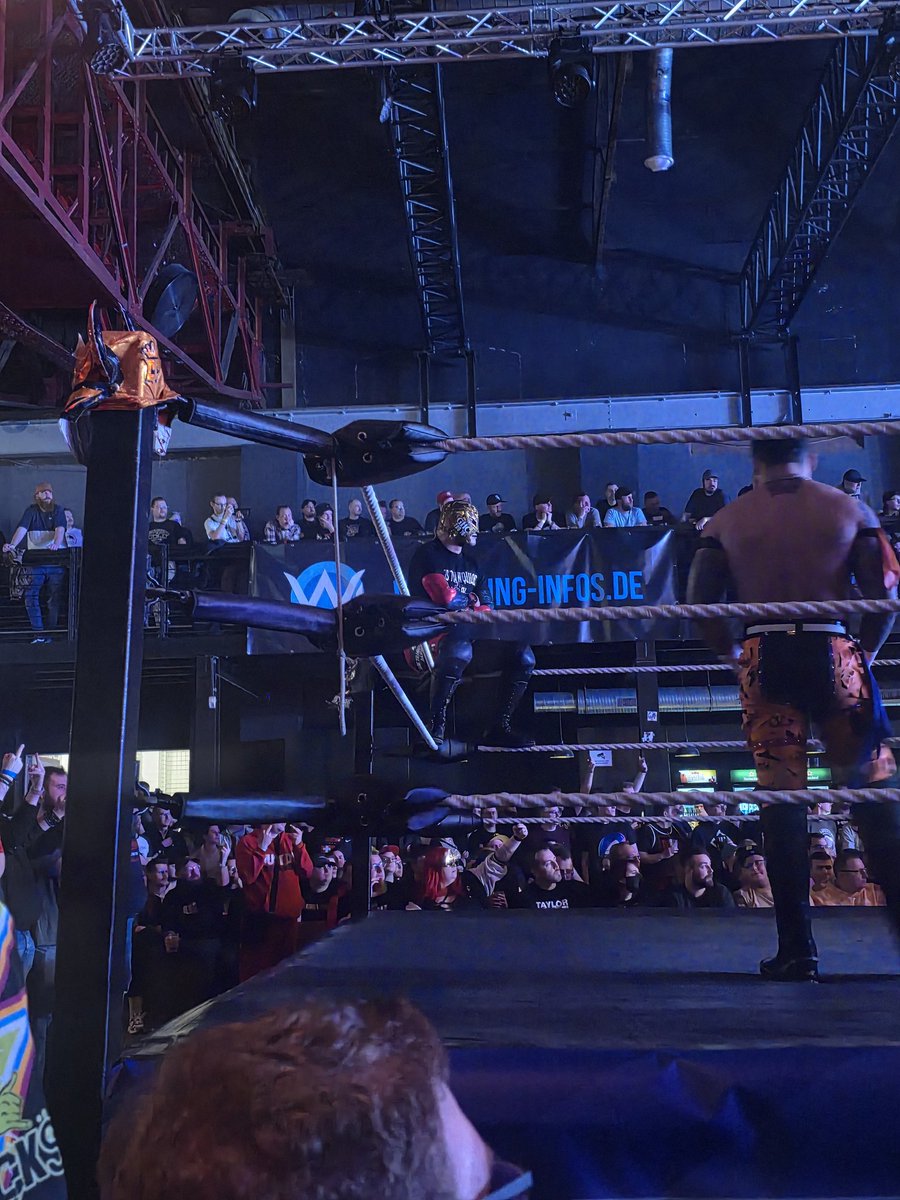 cm__sasuke's tweet photo. #wXw16Carat  night 2 can start :) https://t.co/FjJ7Jyt3nc