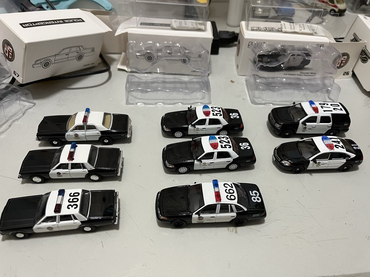 lxn1345295's tweet image. 一些596和绿光出品的洛杉矶警车模型
#greenlight  #64scale