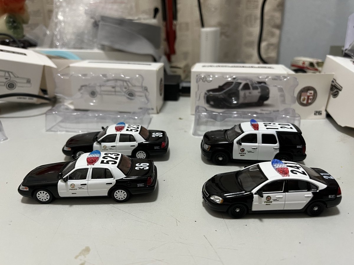 lxn1345295's tweet image. 一些596和绿光出品的洛杉矶警车模型
#greenlight  #64scale