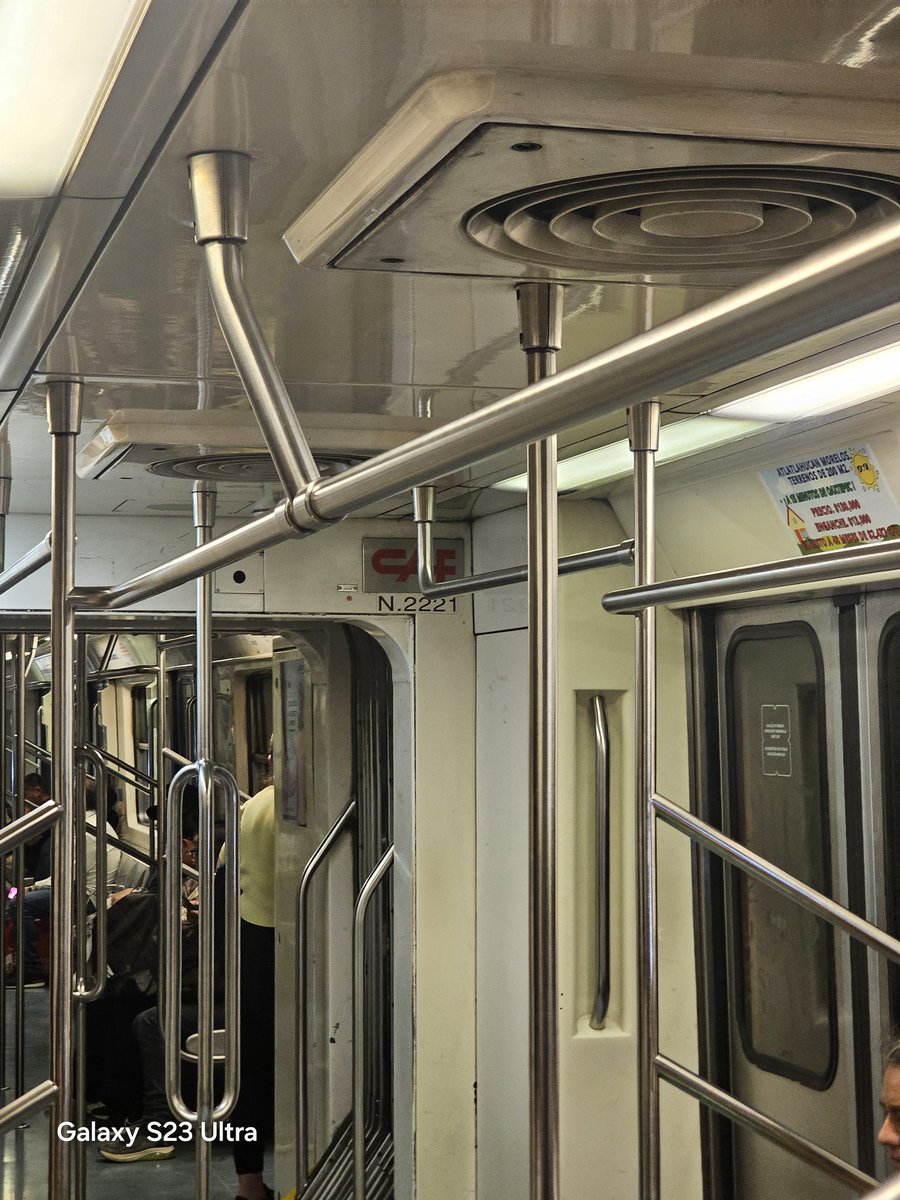 JDFranc12's tweet photo. @MetroCDMX  la unidad N.2221 esta bastante sucio Línea 2 en estos momentos vamos dirección cuatro caminos https://t.co/NbB6WQkVrZ